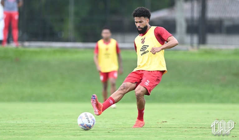 O volante Falcão, do Athletico