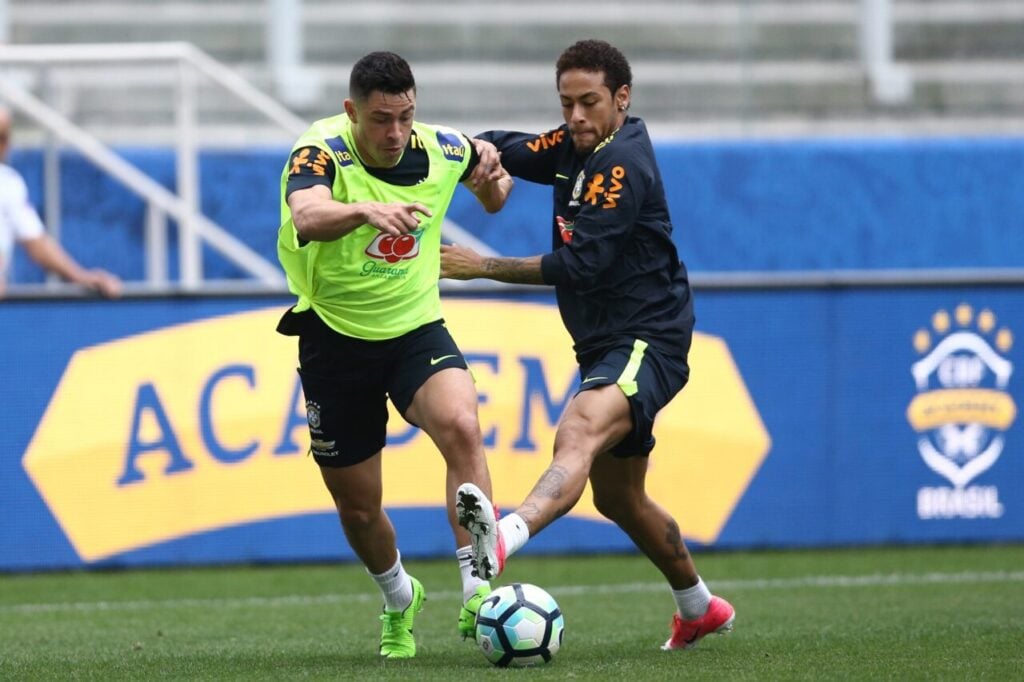 Giuliano disputa lance com Neymar, em treino da seleção brasileira, em 2017: na mira do Athletico