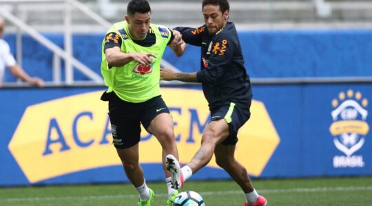 Giuliano disputa lance com Neymar, em treino da seleção brasileira, em 2017: na mira do Athletico