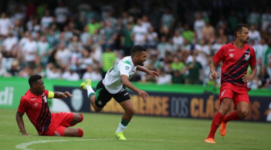 O zagueiro Léo, do Athletico, disputa lance com Vini Paulista, do Coritiba