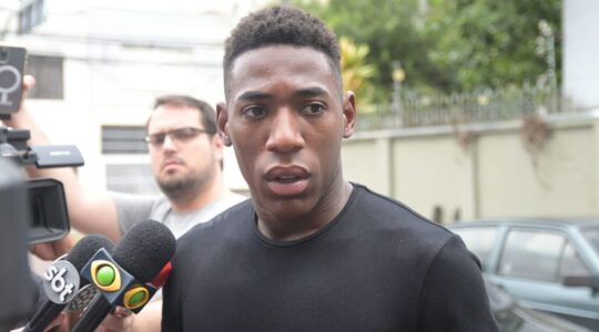 O zagueiro Léo, do Athletico, chega à DEMAFE