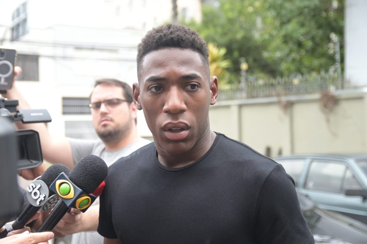 O zagueiro Léo, do Athletico, chega à DEMAFE