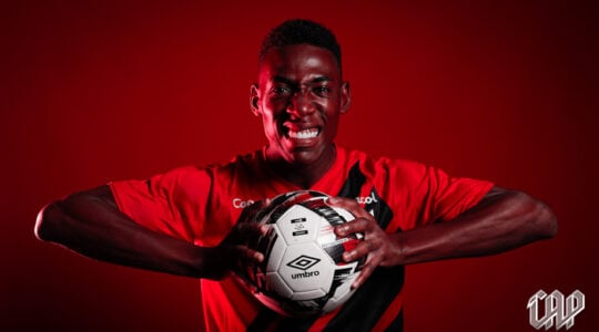 O zagueiro Léo Pelé: reforço do Athletico Paranaense