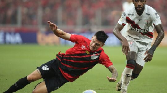 O lateral Leo Godoy, do Athletico Paranaense: rumo ao Santos