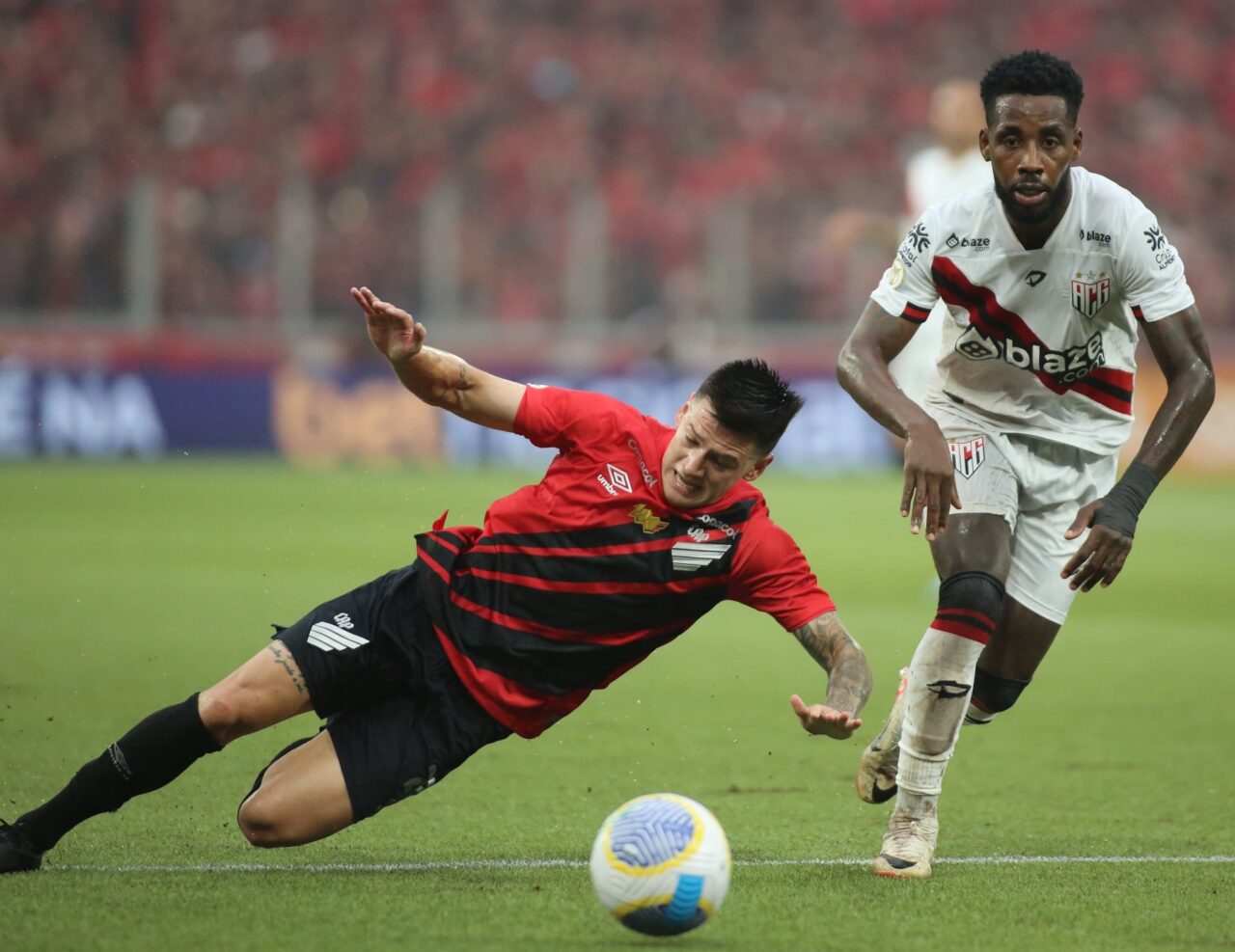 O lateral Leo Godoy, do Athletico Paranaense: rumo ao Santos