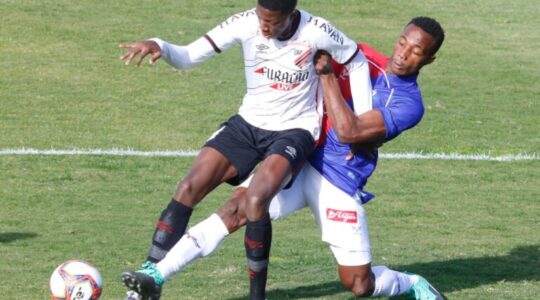 Matheus Babi, do Athletico Paranaense, enfrenta o Paraná Clube