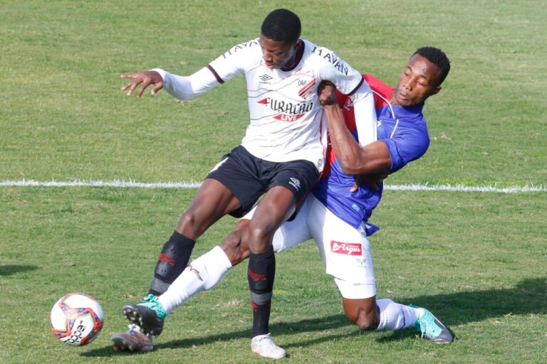 Matheus Babi, do Athletico Paranaense, enfrenta o Paraná Clube