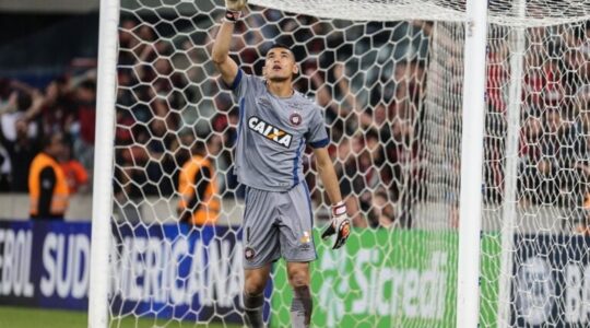 O goleiro Santos, do Athletico