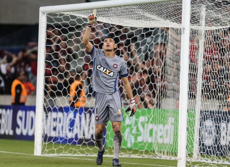 O goleiro Santos, do Athletico