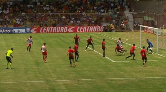 Jogador do Audax marca o gol com o braço: Athletico eliminado da Copinha