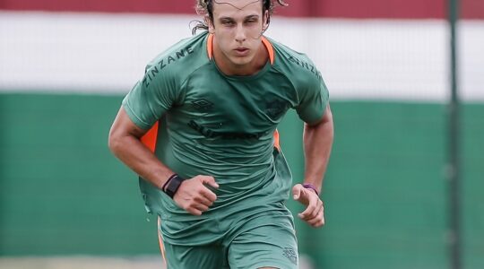 Canobbio treina no Fluminense: vendido pelo Athletico