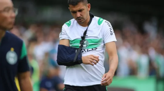 Bruno Melo deixa o gramado do Couto Pereira lesionado: Coritiba 0x0 Athletico
