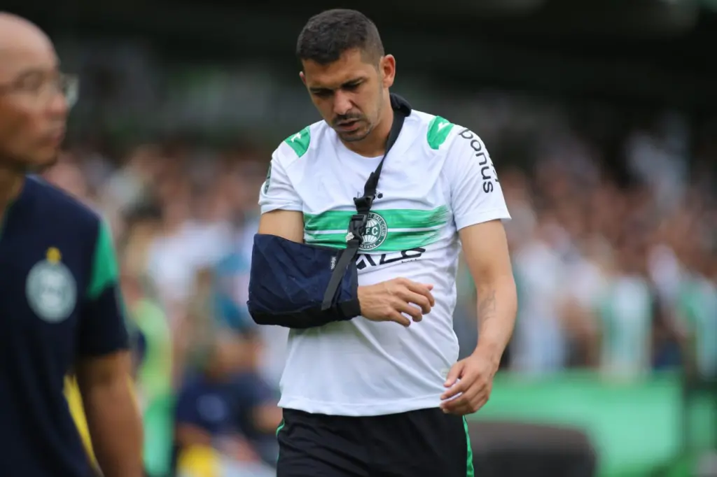 Bruno Melo deixa o gramado do Couto Pereira lesionado: Coritiba 0x0 Athletico