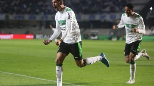 Bruno Melo, do Coritiba, comemora gol contra o Avaí