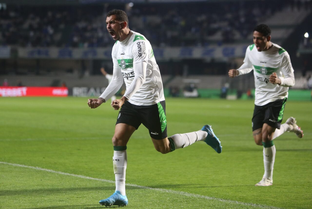 Bruno Melo, do Coritiba, comemora gol contra o Avaí