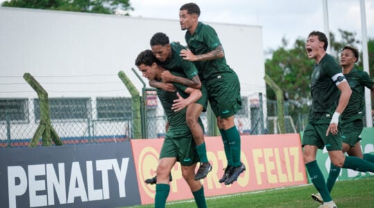 Jogadores do Coritiba comemoram o gol de Azaf na Copinha