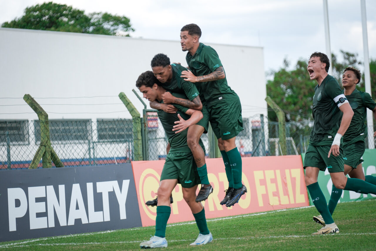 Jogadores do Coritiba comemoram o gol de Azaf na Copinha