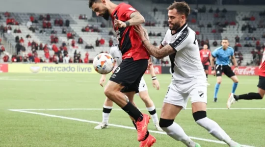 Matías Fracchia, do Danubio, enfrenta Mastriani, do Athletico, pela Copa Sul-Americana: reforço do Coritiba