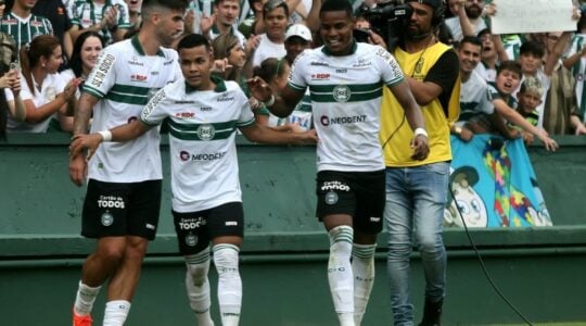 Kaio César, ao centro, comemora gol do Coritiba contra o Azuriz, em 2023