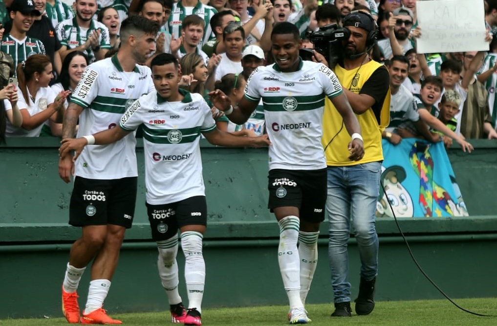 Kaio César, ao centro, comemora gol do Coritiba contra o Azuriz, em 2023