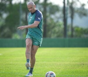 O zagueiro Maicon treina no Coritiba