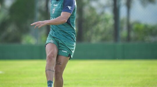 O zagueiro Maicon treina no Coritiba