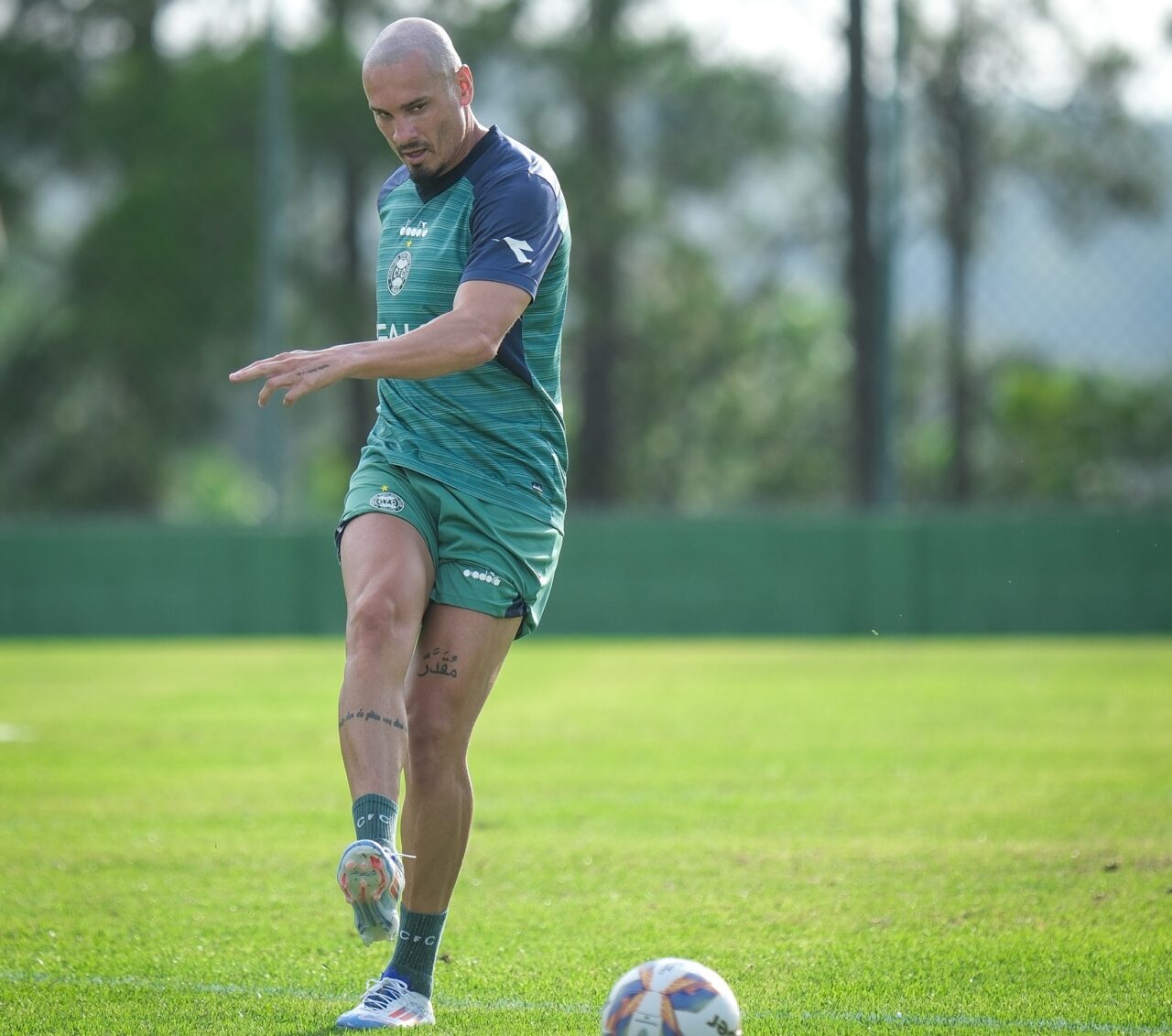 O zagueiro Maicon treina no Coritiba
