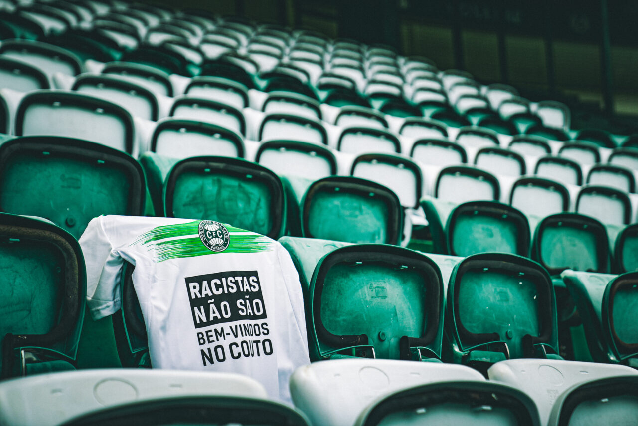Camisa do Coritiba com mensagem contra o racismo