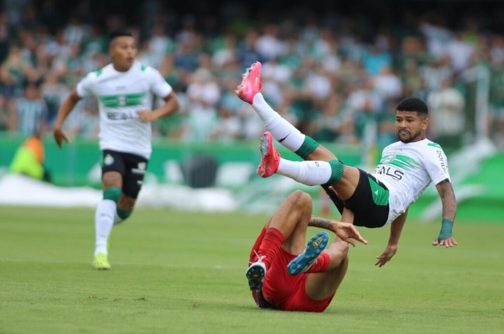 Lucas Ronier, do Coritiba, disputa lance contra o Athletico, no Atletiba do Couto Pereira