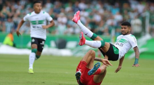 Lucas Ronier, do Coritiba, disputa lance contra o Athletico, no Atletiba do Couto Pereira
