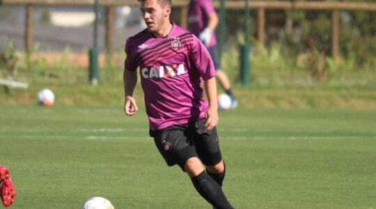 O meia Nathan em treino do Athletico em 2014: possível reforço do Coritiba
