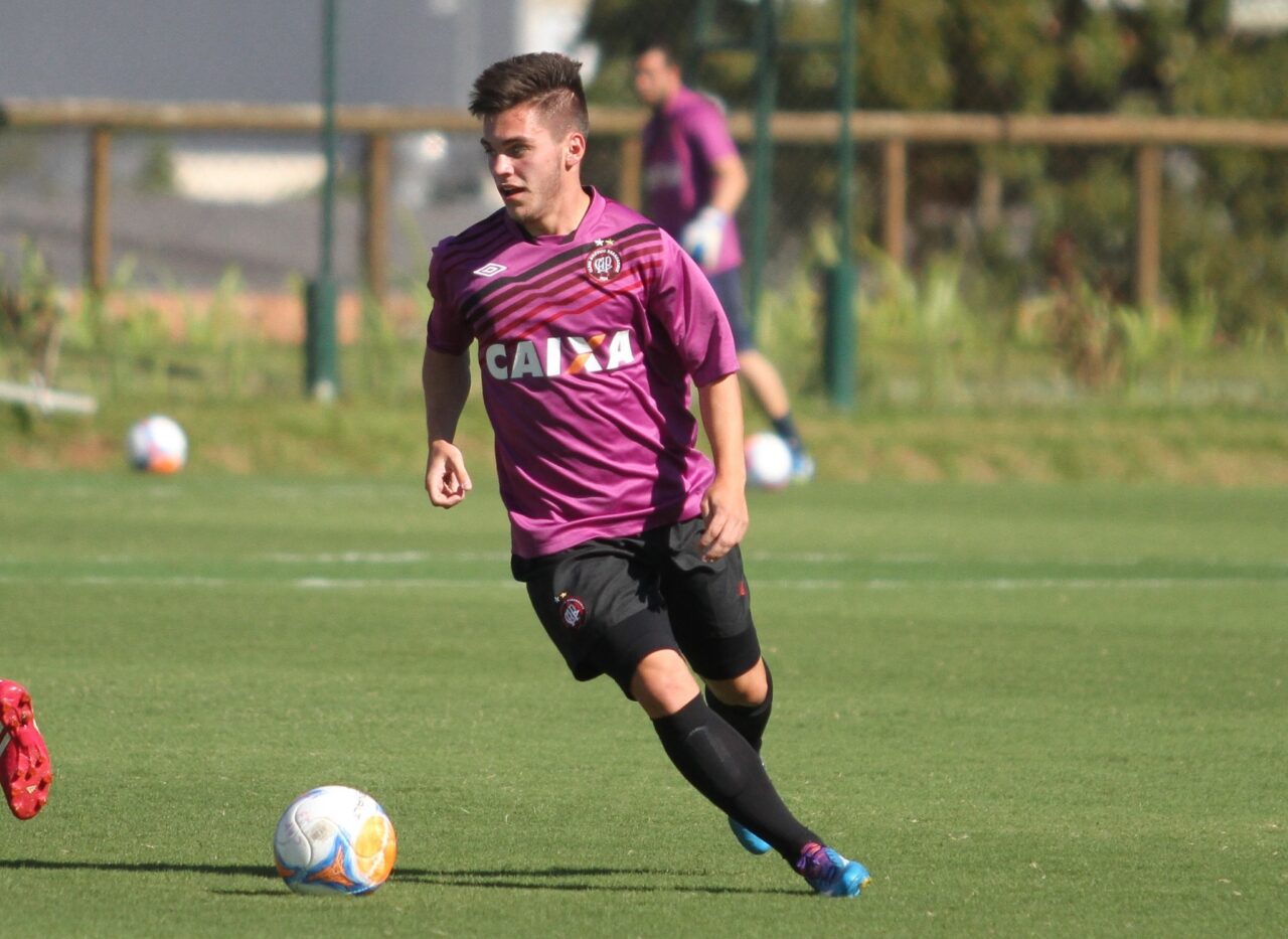 O meia Nathan em treino do Athletico em 2014: possível reforço do Coritiba