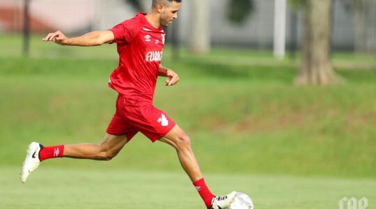 O centroavante Alan Kardec treina no Athletico
