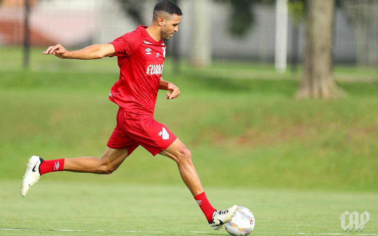 O centroavante Alan Kardec treina no Athletico