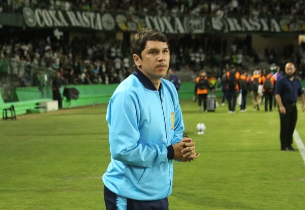 Lucio Flavio em Coritiba x São Joseense
