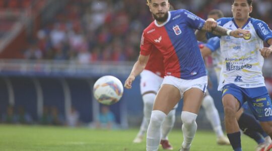 O centroavante Eduardo Tanque, do Paraná Clube