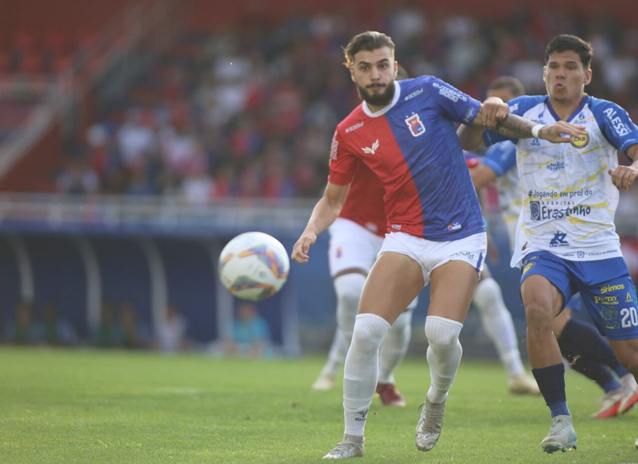 O centroavante Eduardo Tanque, do Paraná Clube