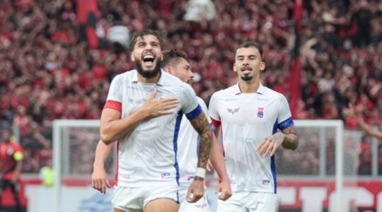 O centroavante Eduardo Tanque comemora gol do Paraná Clube