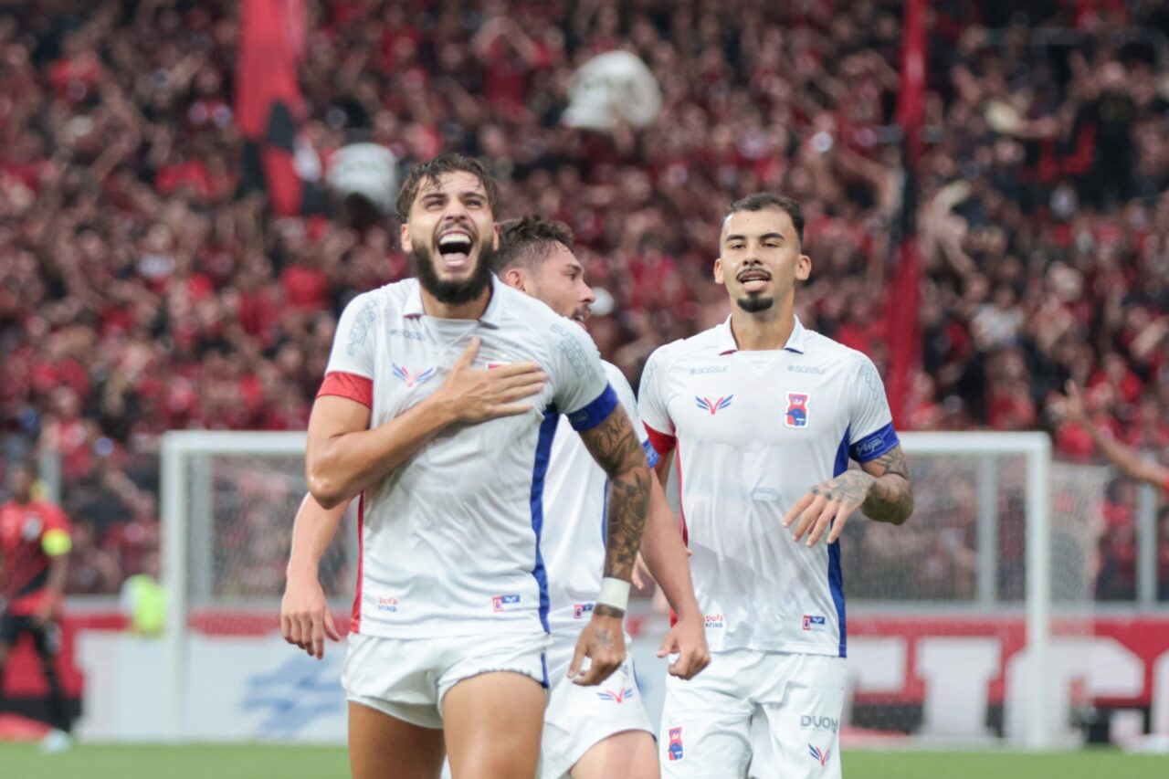O centroavante Eduardo Tanque comemora gol do Paraná Clube