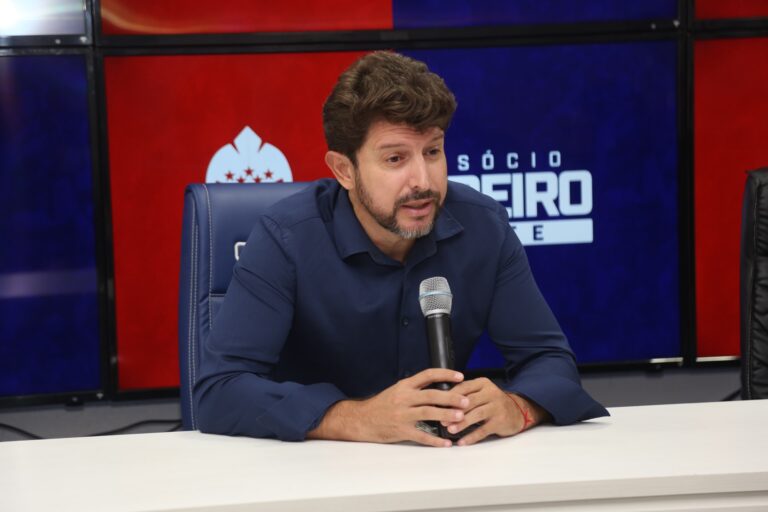 O técnico Tcheco, do Paraná Clube