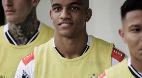 O zagueiro Ryan Santos