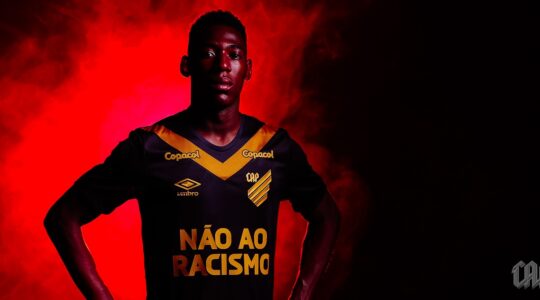 O zagueiro Léo, do Athletico