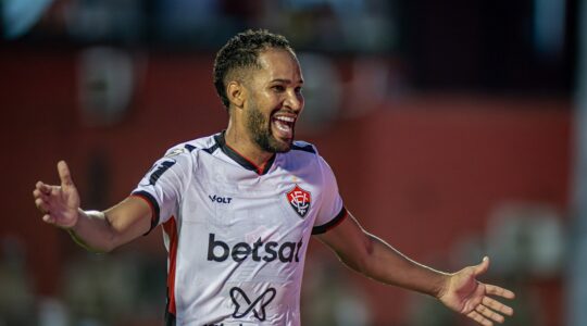 Everaldo comemora gol pelo Vitória: na mira do Coritiba