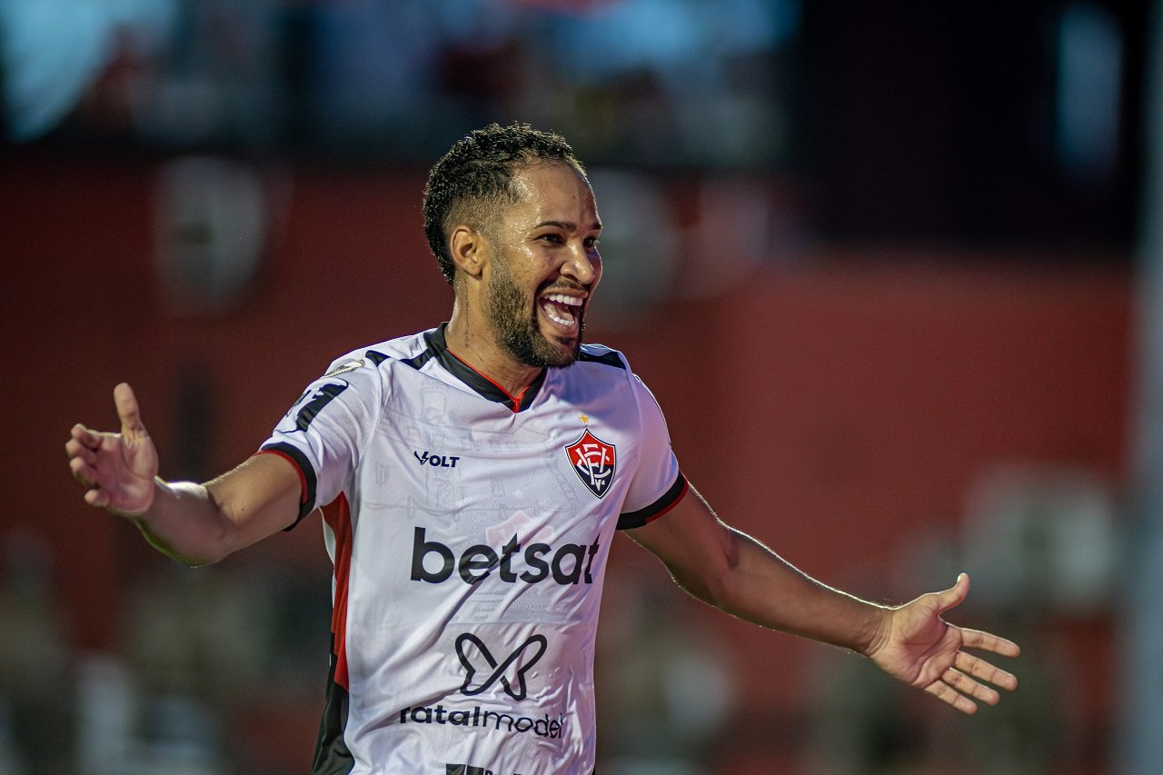 Everaldo comemora gol pelo Vitória: na mira do Coritiba