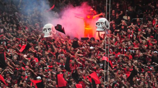 Torcida do Athletico na Ligga Arena