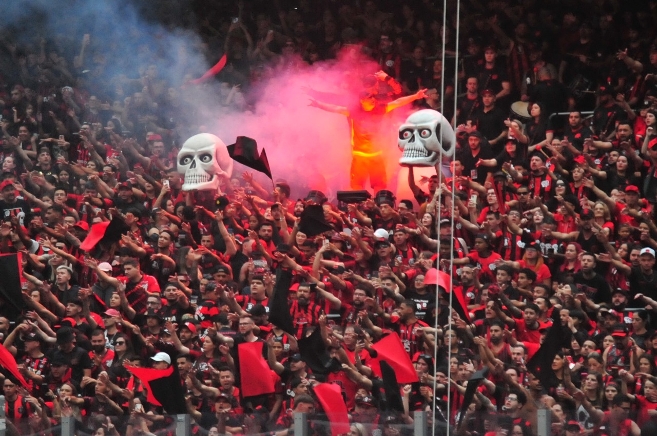 Torcida do Athletico na Ligga Arena