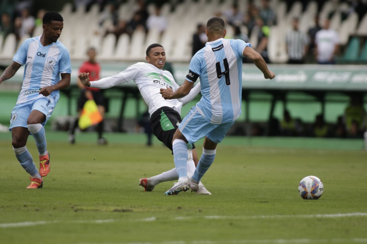 Ruan Assis em Coritiba 0x2 Londrina, no Couto Pereira