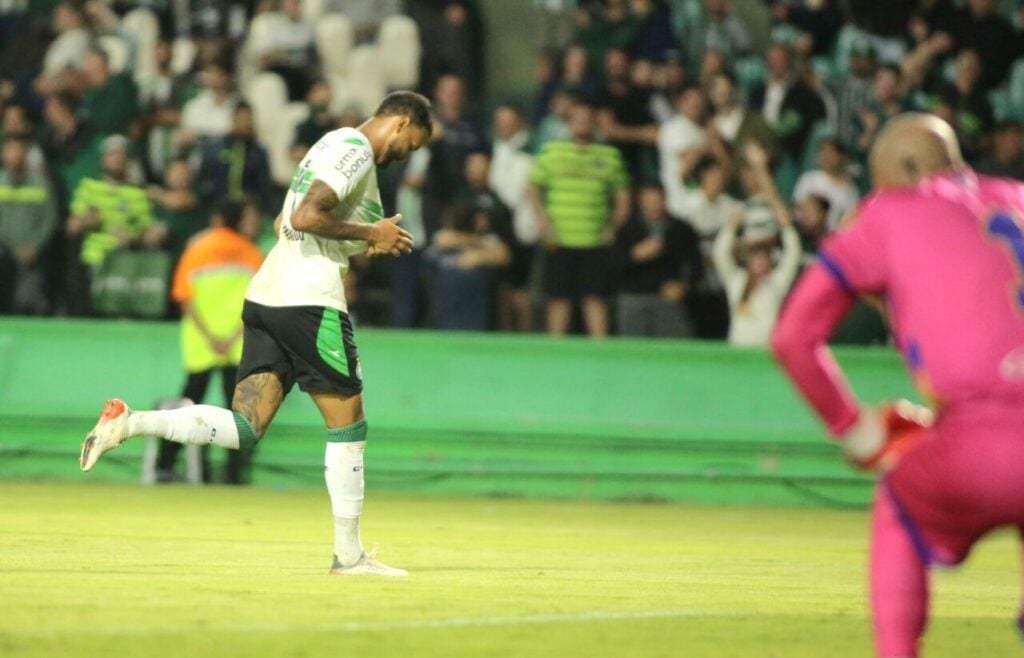 O atacante Júnior Brumado comemora gol do Coritiba contra o São Joseense