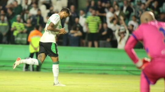 O atacante Júnior Brumado comemora gol do Coritiba contra o São Joseense