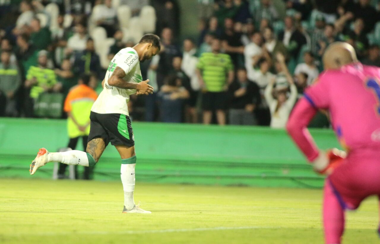 O atacante Júnior Brumado comemora gol do Coritiba contra o São Joseense